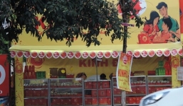 Cửa hàng Kinh Đô “vắng hoe” sau nghi án mốc bánh mốc